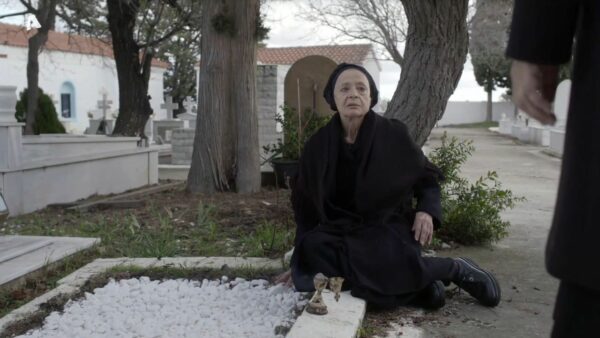 Σασμός:  Η γιαγιά Ειρήνη κάνει συμφωνία με τον μεγαλύτερό της εχθρό!