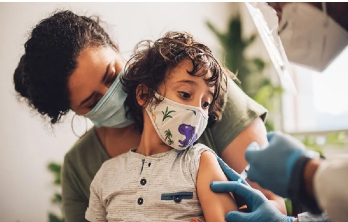 Κορονοϊός: Οδηγίες από τους παιδιάτρους για τον εμβολιασμό παιδιών – Τι να προσέξουν οι γονείς