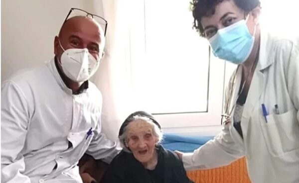 Κορονοϊός: Υπεραιωνόβια εμβολιάστηκε γιατί… της έλειψε η παρέα με τις γειτόνισσες