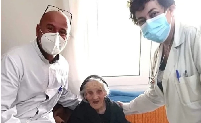 Κορονοϊός: Υπεραιωνόβια εμβολιάστηκε γιατί… της έλειψε η παρέα με τις γειτόνισσες