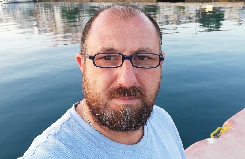 Ξέσπασε σε λυγμούς στον τηλεοπτικό αέρα η δημοσιογράφος του Astra που ανακοίνωσε το θάνατο του Βαλάντη Καπίτσα