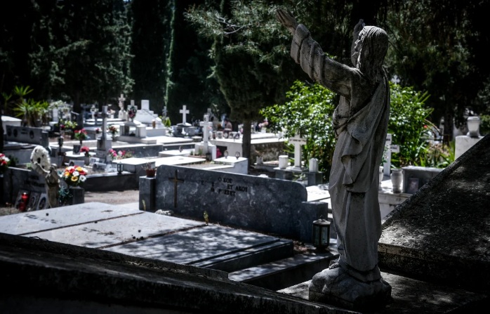 Τραγωδία στην Ηγουμενίτσα: Άνδρας τυλίχτηκε στις φλόγες μέσα στο νεκροταφείο