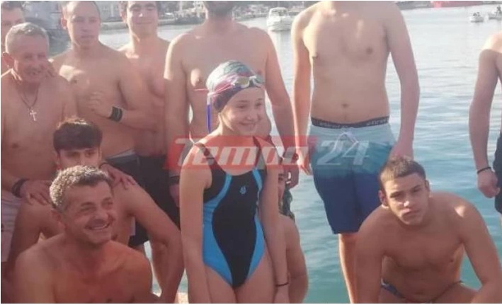 Θεοφάνεια στην Πάτρα: 23χρονος έπιασε τον Σταυρό – Συγκίνησε η πράξη του σε 9χρονη κολυμβήτρια (Video)