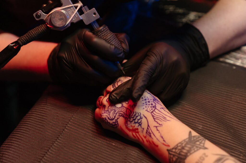 Γιατί η ΕΕ απαγορεύει τα χρωματιστά τατουάζ από τις 4 Ιανουαρίου