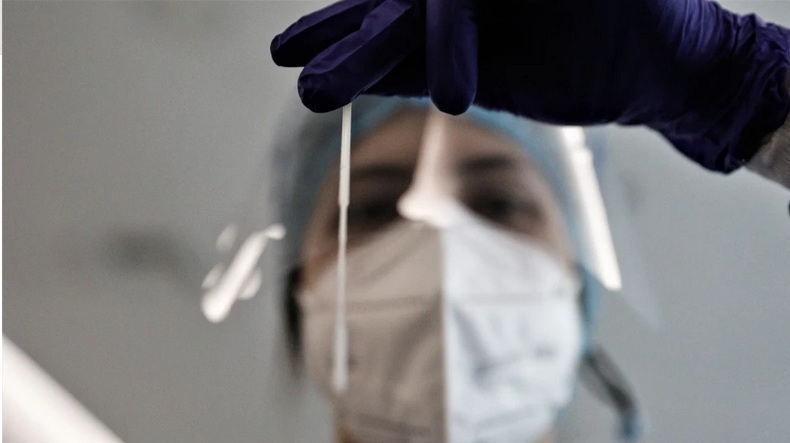 Προειδοποίηση από τον FDA: Γιατί τα self test δεν πρέπει να γίνονται στο λαιμό αντί για τη μύτη