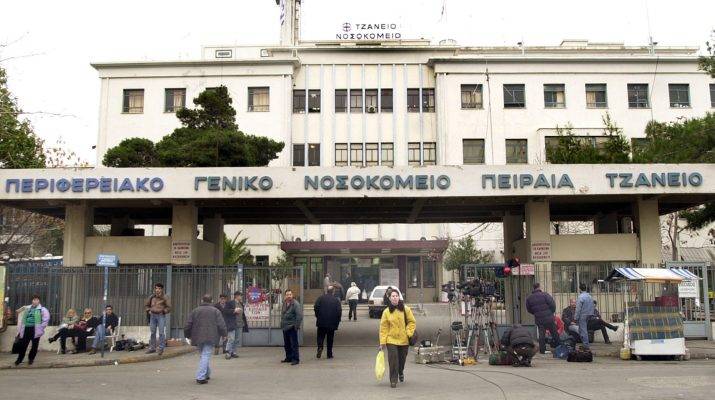 Συγκλονίζει το γκράφιτι στο Τζάνειο: Η νοσηλεύτρια με το λευκό τριαντάφυλλο (Photo)