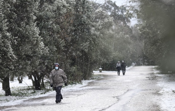 Η «Ελπίδα» πολιορκεί με χιόνια την Αττική – Πολικές θερμοκρασίες τις επόμενες ημέρες