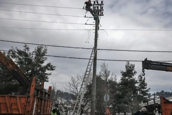 Κακοκαιρία: Πάνω από 25 περιοχές της Αττικής χωρίς ρεύμα – Δεν μπορούν να μετακινηθούν τα συνεργεία