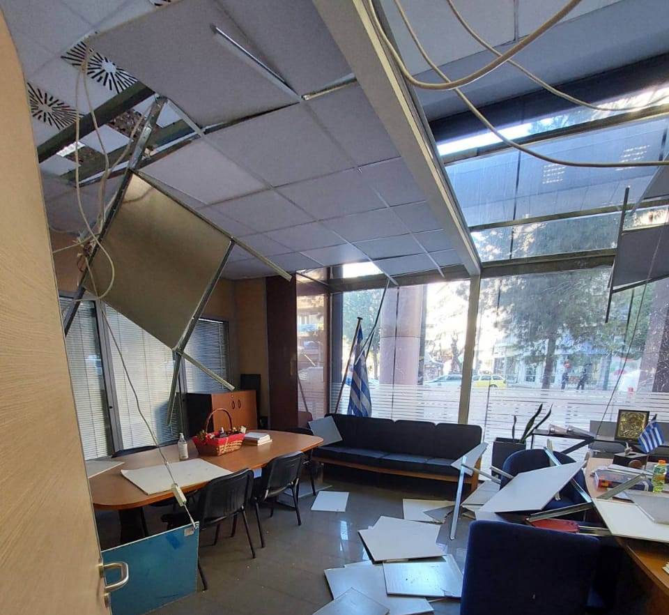 Οι ζημιές από την έκρηξη στα γραφεία της Περιφέρειας Αττικής! (Photos)