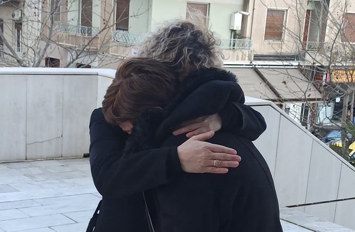 “Λύγισε” στην αγκαλιά της μάνας της 26χρονης Γαρυφαλλιάς η μητέρα της Ελένης Τοπαλούδη (Photos)