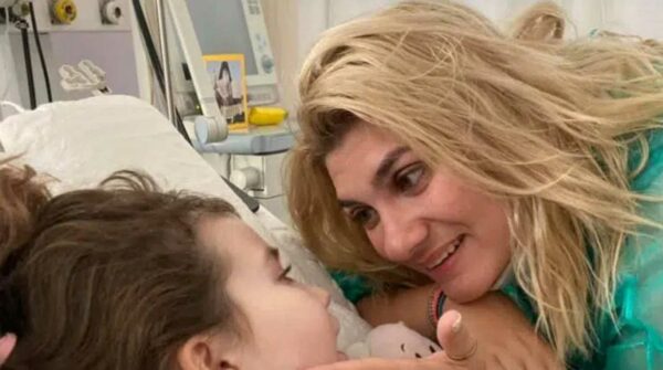 «Ας ψάξουν ό,τι θέλουν»: Το ξέσπασμα της μάνας που έχασε τα τρία της κοριτσάκια στην Πάτρα