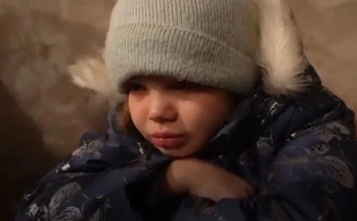 Πόλεμος στην Ουκρανία – Συγκλονιστικό βίντεο: «Δεν θέλω να πεθάνω» λέει με δάκρυα στα μάτια ένα παιδί