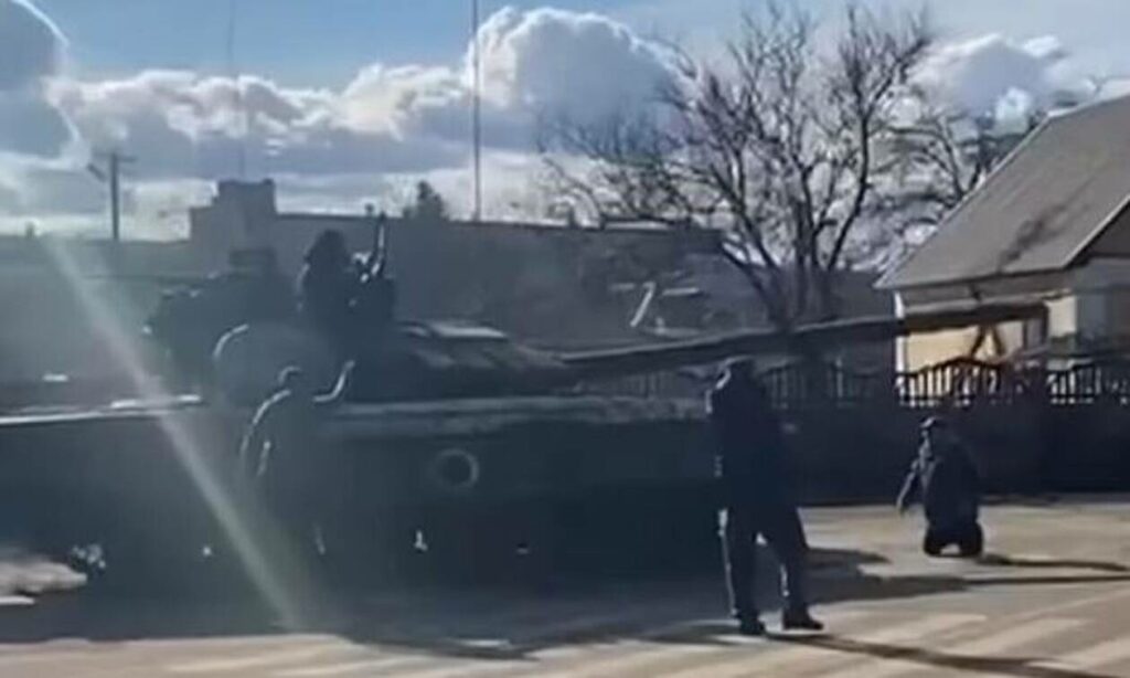 Πόλεμος στην Ουκρανία: Viral το βίντεο με τον ατρόμητο Ουκρανό που γονάτισε μπροστά σε ρωσικό τανκ