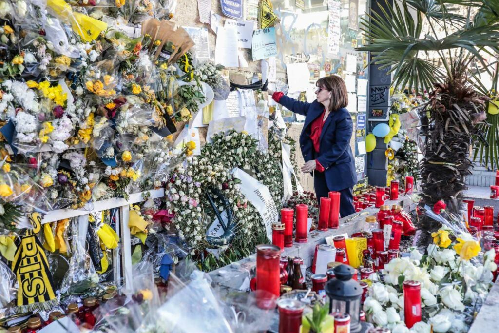 Δολοφονία Άλκη: Η Κατερίνα Σακελλαροπούλου άφησε ένα λουλούδι στη μνήμη του 19χρονου