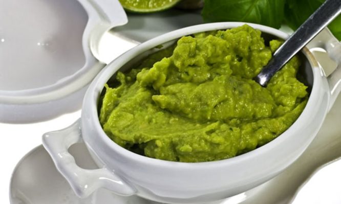 Αγιορείτικη σκορδαλιά με καρύδια και σπανάκι