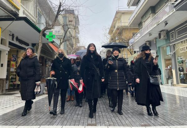 Μαυροφορεμένες γυναίκες έστειλαν μήνυμα κατά των γυναικοκτονιών στην Έδεσσα