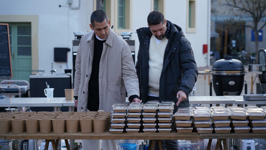 To “MasterChef” μαγειρεύει με αγάπη και φροντίδα και προσφέρει  ένα πλήρες γεύμα σε 100 πρόσφυγες