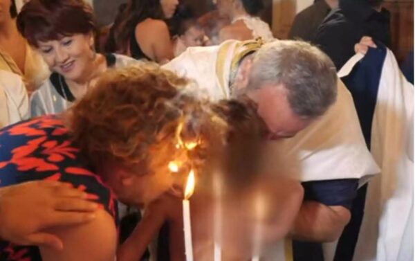 Ηράκλειο: Η στιγμή που νονά παίρνει φωτιά σε βάφτιση – Το βίντεο από την εκκλησία που έγινε viral