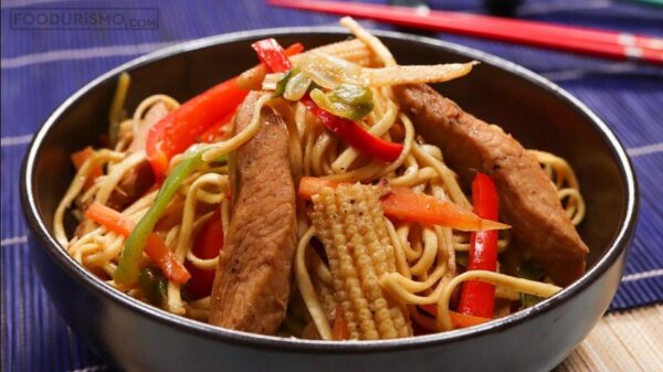 Κινέζικο κοτόπουλο με νούντλς, από την Ελλάδα με αγάπη!