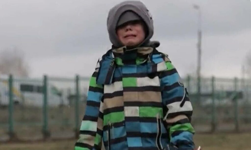 Πόλεμος στην Ουκρανία: Συγκινεί το σπαρακτικό κλάμα μικρού παιδιού που περπατά μόνο προς τα σύνορα