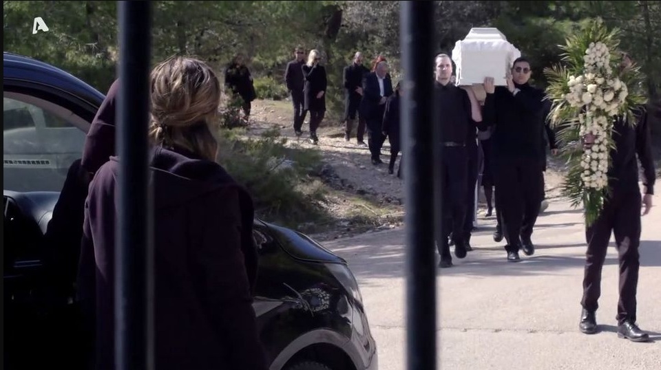 Σασμός-Sneak Preview: Η Αργυρώ με τη Μαρίνα φτάνουν στα Ιωάννινα και πέφτουν πάνω στην κηδεία ενός νέου αγοριού