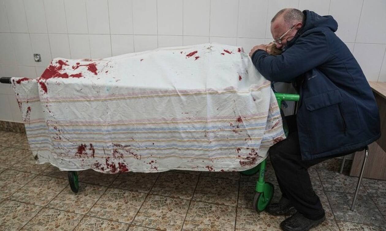 Πόλεμος στην Ουκρανία: H φωτογραφία που συγκλόνισε τον πλανήτη: Πατέρας θρηνεί τον 15χρονο γιο του