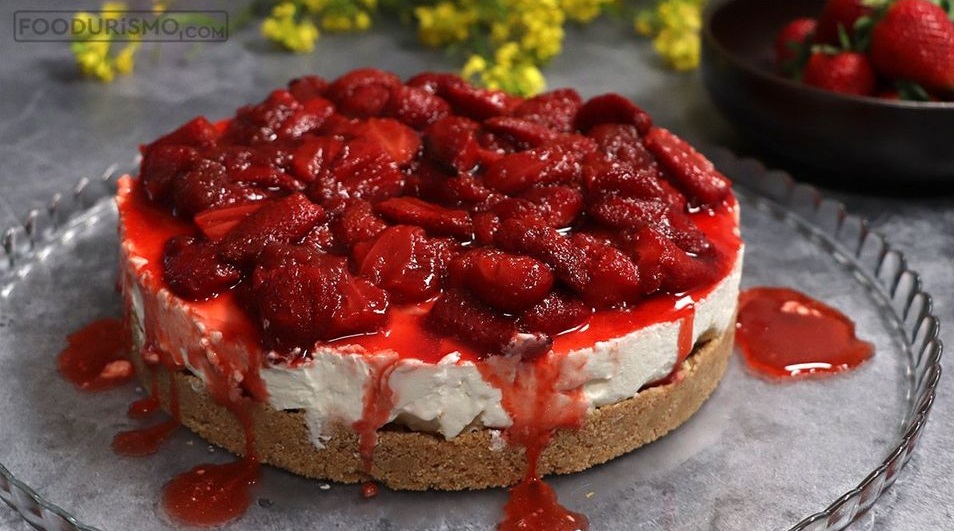 Cheesecake με σάλτσα φράουλας