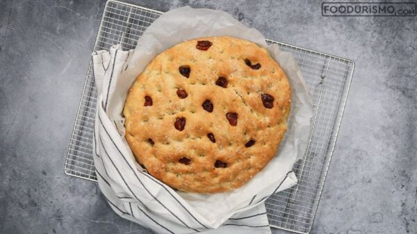 Εύκολη φοκάτσια (Focaccia) χωρίς ζύμωμα, με λιαστές ντομάτες και ανθό αλατιού