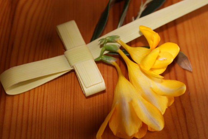 Τα έθιμα και οι παραδόσεις της Κυριακής των Βαΐων – Γιατί πρέπει να βάλουμε ένα φύλλο στο πορτοφόλι μας