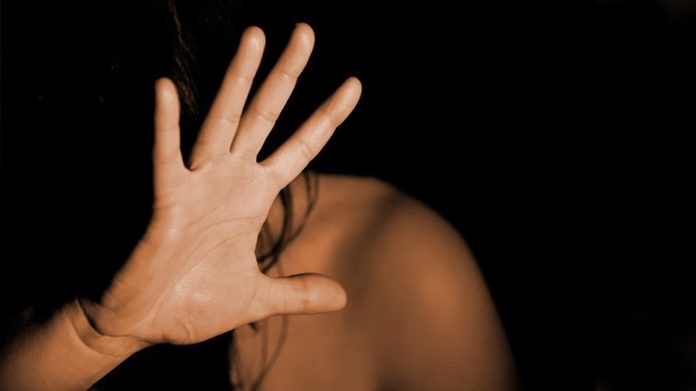 Κόρινθος: Βάναυση κακοποίηση της 28χρονης δείχνει η ιατροδικαστική έκθεση – Απειλούν να της πάρουν τα παιδιά
