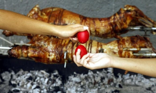 Πάσχα: Γιατί σήμερα το έθιμο καλεί να σουβλίζουμε αρνί
