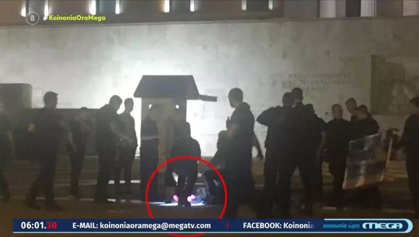 Σύνταγμα: Άνδρας με καραμπίνα σε αμόκ μπροστά από την Βουλή – Τον συνέλαβαν ύστερα από διαπραγματεύσεις