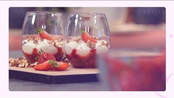 Γλυκό στο ποτήρι με μαρμελάδα φράουλας χωρίς ζάχαρη