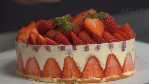 Τούρτα φράουλας με ελαιόλαδο & φιστίκι Αιγίνης