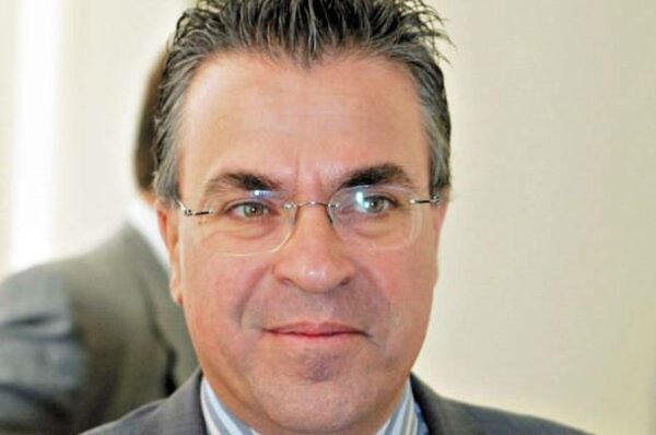 Νεκρός ο γιος του Αργύρη Ντινόπουλου μέσα στο διαμέρισμά του