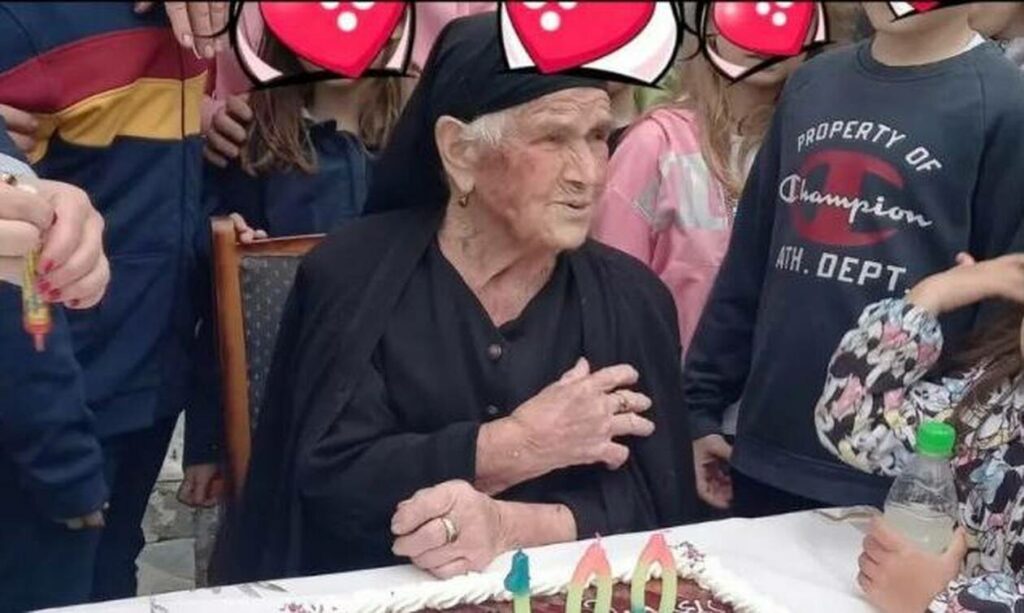 Λάρισα: Γιαγιά γιόρτασε τα 100 και αποκαλύπτει το μυστικό της μακροζωίας