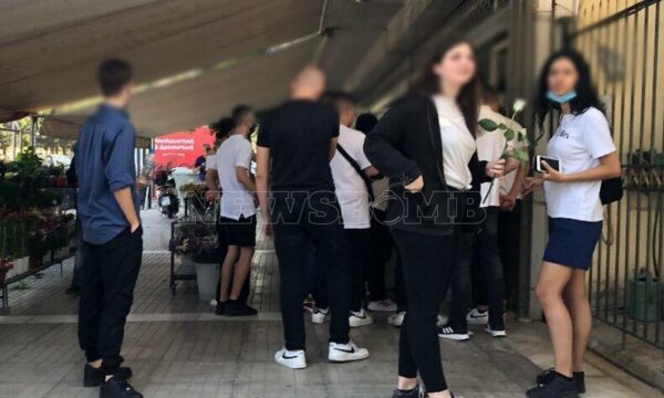 Θρήνος για τον Μάκη-Αυτή την ώρα το τελευταίο «αντίο» στον 14χρονο – «Θα σε αγαπάμε για πάντα», λένε οι συμμαθητές του