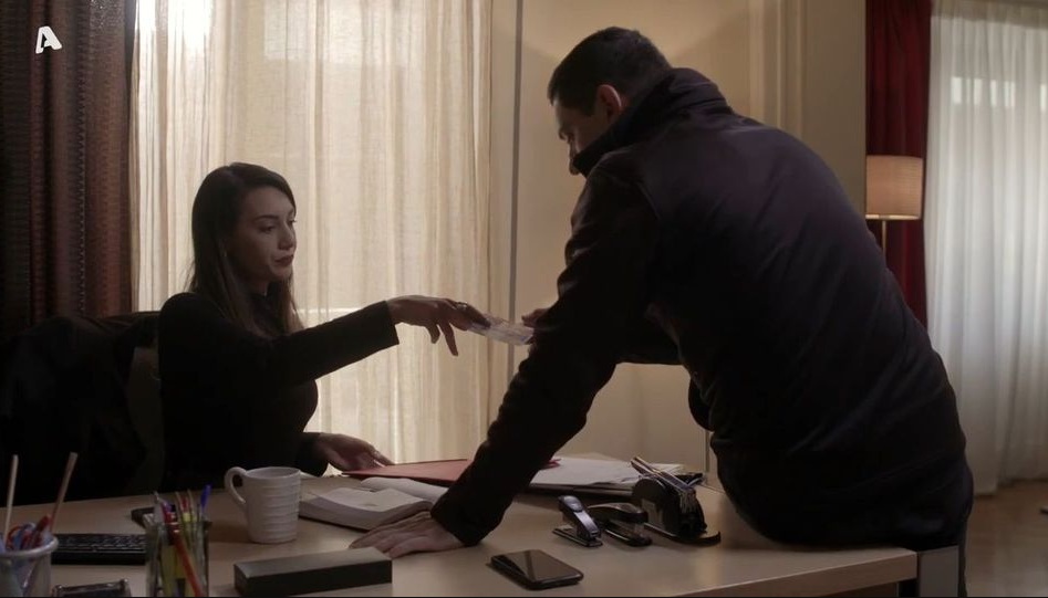 Σασμός-Sneak Preview:  Η Στέλλα ζητάει από τον Γεράσιμο βοήθεια για να βρει τον γιό του Καραπάνου!