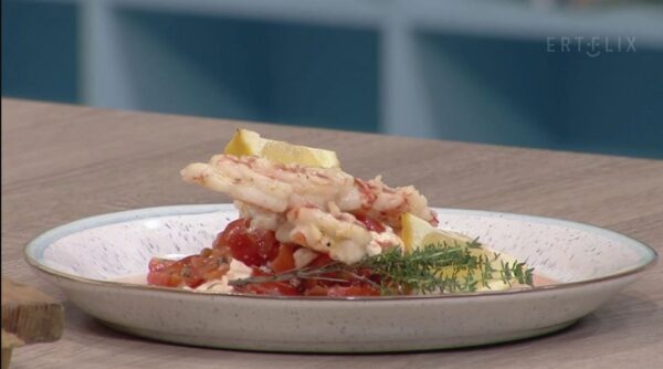 Γαρίδες καπνιστές σε ελληνικά βότανα και σαλάτα από μαριναρισμένα ντοματίνια και φέτα