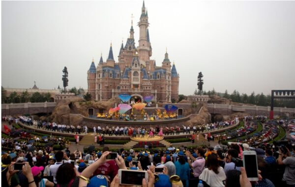 Πόσο κοστίζει να γυρίσεις όλες τις Disneyland του κόσμου με ιδιωτικό τζετ