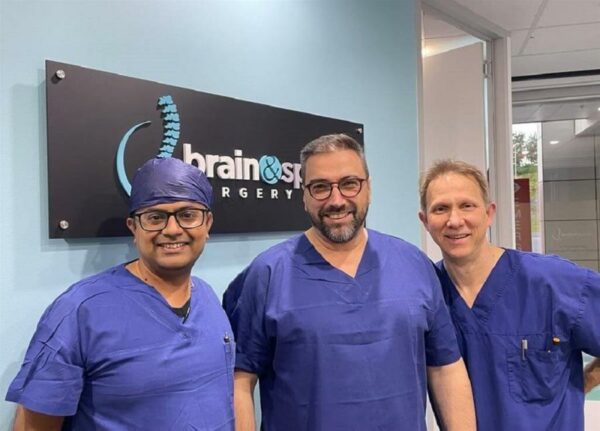 Ο δρ Γεώργιος Βασταρδής καθοδηγεί χειρουργούς σπονδυλικής στήλης στις νεότερες ενδοσκοπικές τεχνικές σε συνέδριο της Αυστραλίας