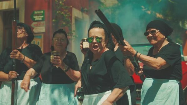 Οι Gangsters Κρητικές γιαγιάδες προκαλούν βεντέτα με τους Trappers και γίνονται viral! – Video