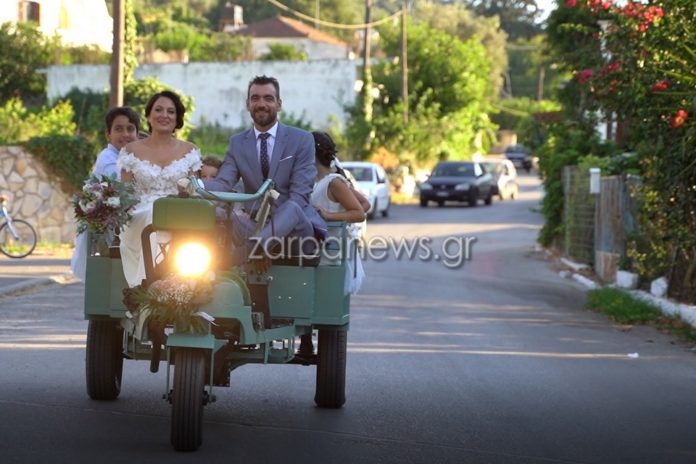 Χανιώτισσα νύφη πήγε στην εκκλησία με τρίκυκλο-Ο γάμος με άρωμα άλλης εποχής που εντυπωσίασε ( Video & Photos)