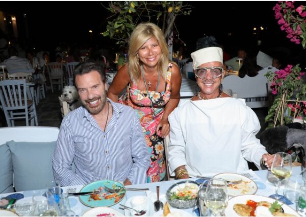 Γευστικές συναντήσεις αγαπημένων φίλων στο “Markakis Restaurant”, στο Πίσω Λιβάδι της Πάρου!