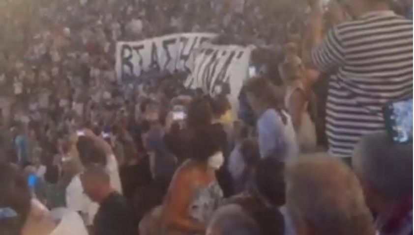 Επίδαυρος: Πανό διαμαρτυρίας κατά του Δημήτρη Λιγνάδη από τους θεατές