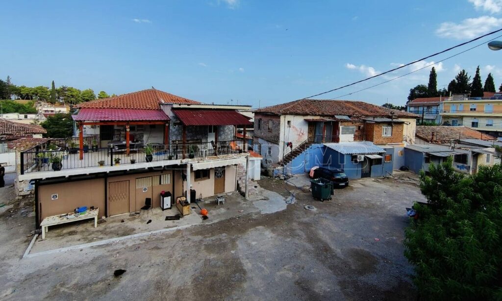 Θήβα: Έφοδος της ΕΛ.ΑΣ. στα σπίτια των δραστών –  Η σφαίρα πέτυχε την 7χρονη πάνω από τον πνεύμονα