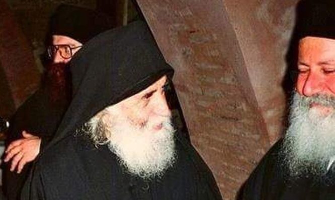 Όσιος Παΐσιος: «Να μιλάτε και να φέρεστε απλά»