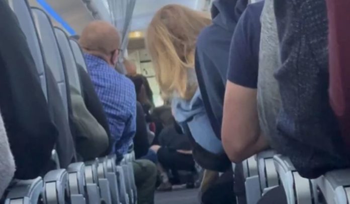 Χαμός σε πτήση της Ryanair προς Χανιά – Χειροπέδες σε έναν επιβάτη