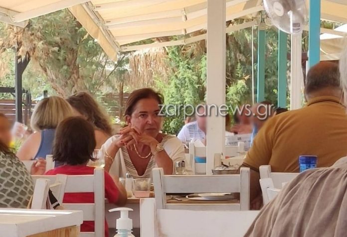 Στα Χανιά για ψαράκι με τα εγγόνια της η Ντόρα Μπακογιάννη (Photos)