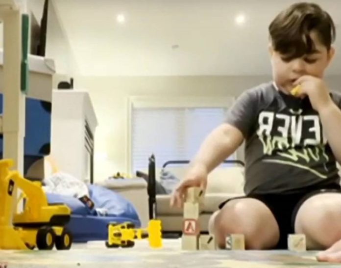 Συγκλονίζει η ιστορία του μικρού Μιχάλη που πάσχει από σπάνια ασθένεια – «Ξέραμε τι θέλαμε στην καρδιά μας»